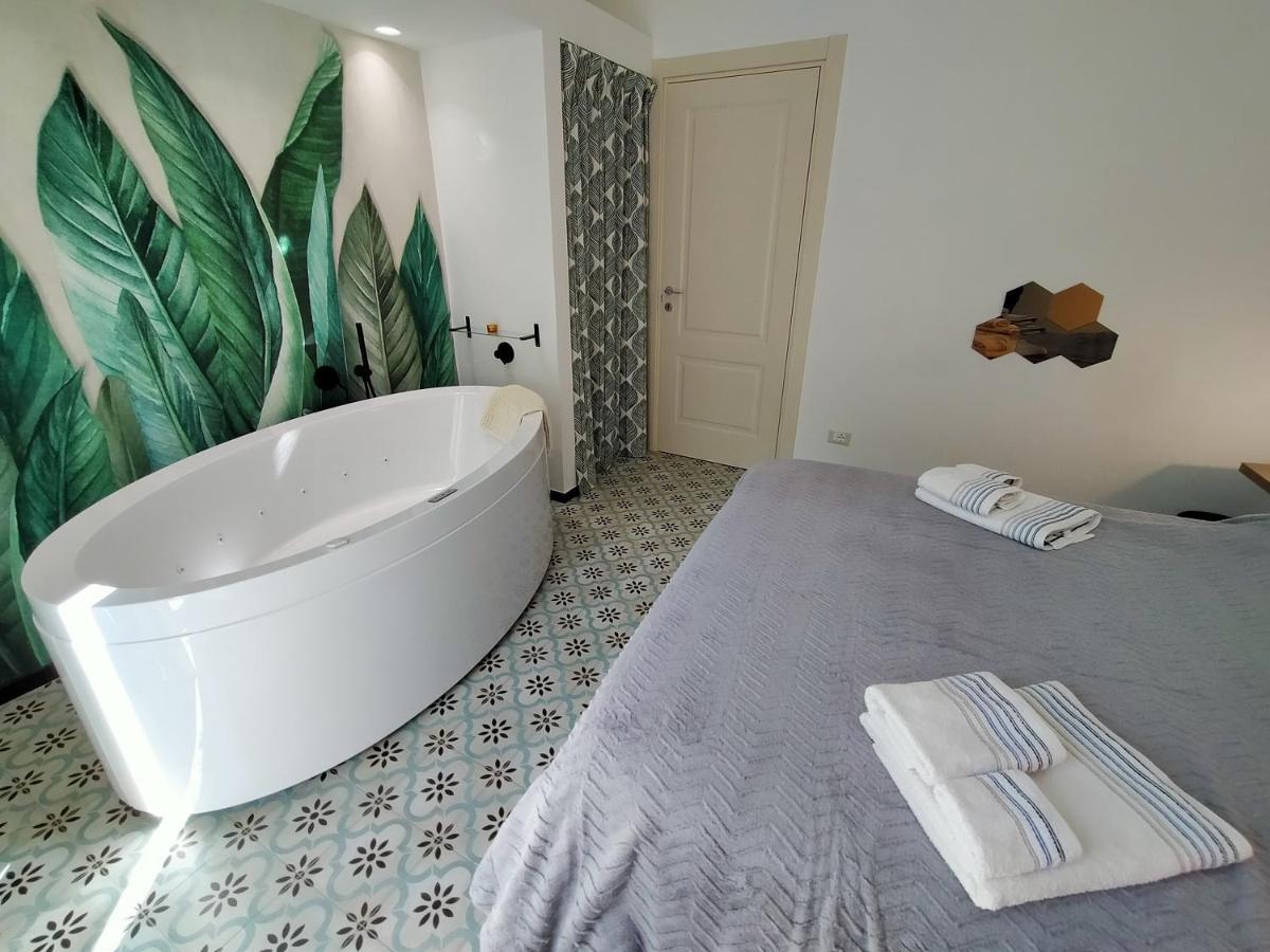Sonnino Suite Jacuzzi Apartment Bari Extérieur photo