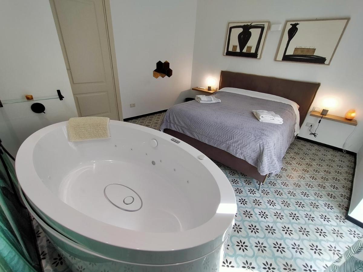 Sonnino Suite Jacuzzi Apartment Bari Extérieur photo
